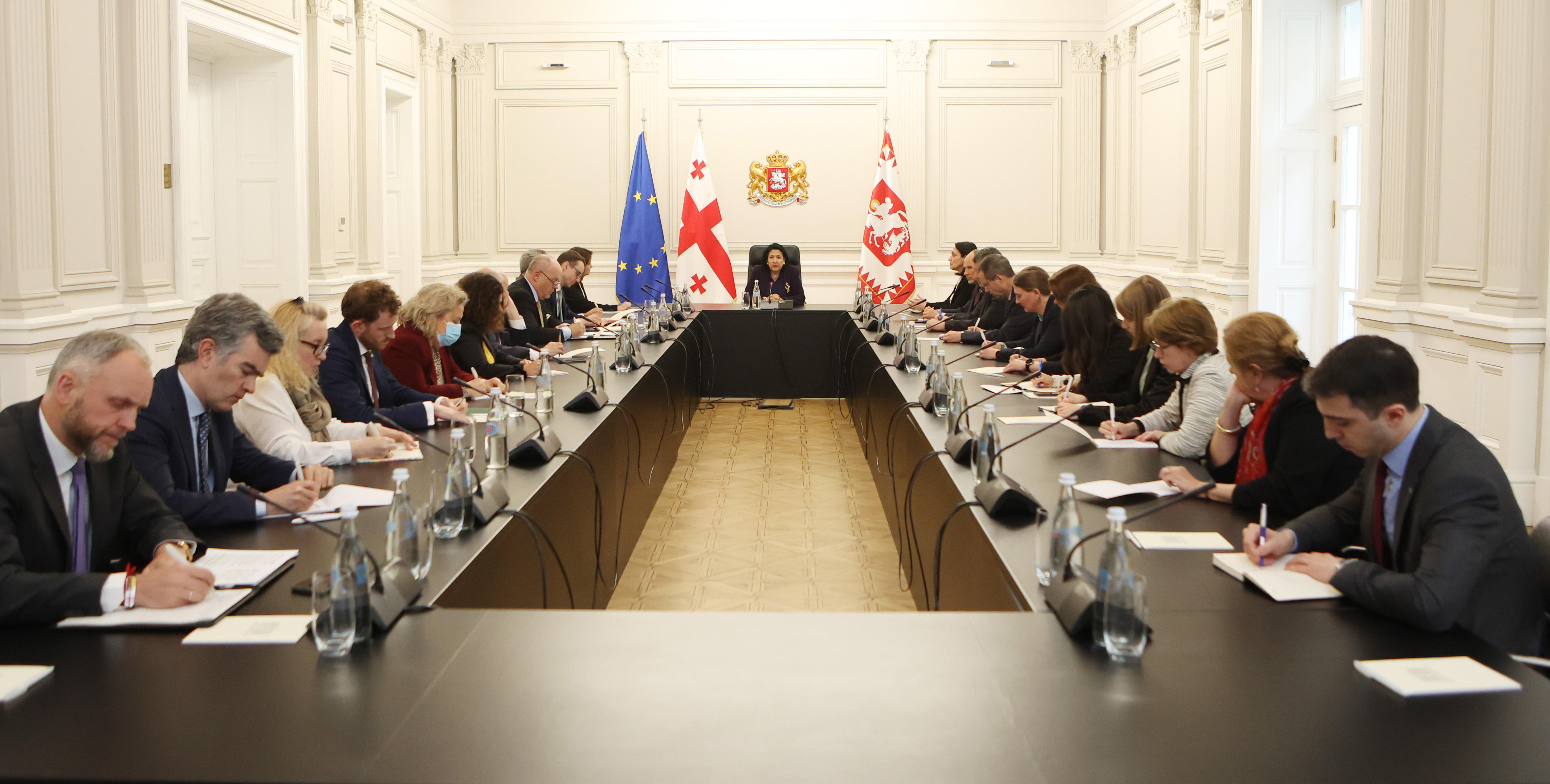 პრეზიდენტის ადმინისტრაცია - სალომე ზურაბიშვილმა დიპლომატებთან "რუსული კანონის" მოსალოდნელი შედეგები განიხილა