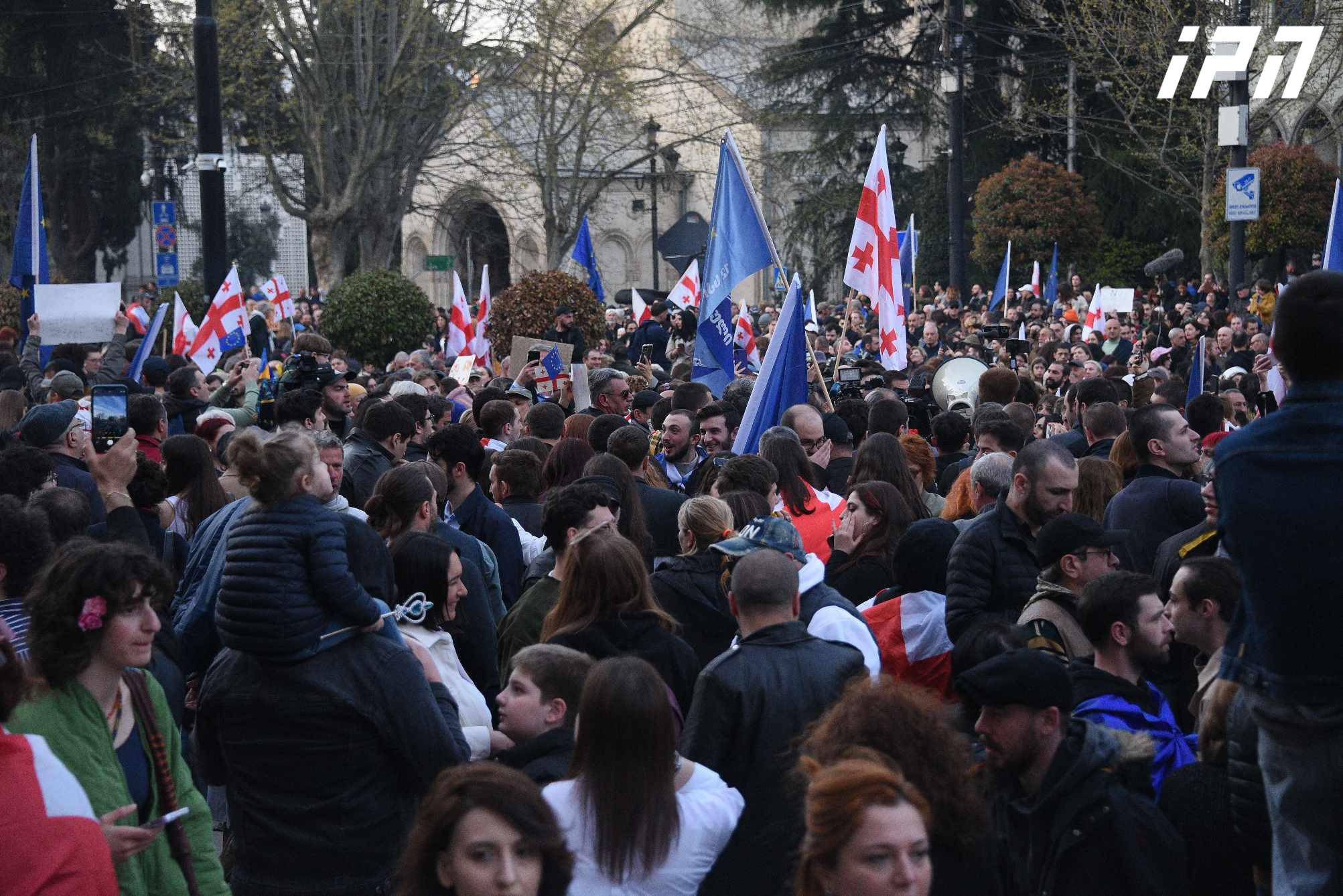 პარლამენტთან „უცხოური გავლენის გამჭვირვალობის შესახებ“ კანონპროექტის განხილვის პარალელურად დილიდან საპროტესტო აქცია გაიმართება