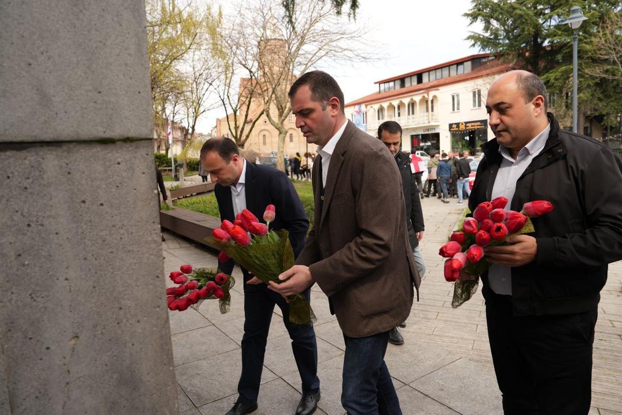 კახეთის მხარეში სახელმწიფო რწმუნებულმა, თელავის მუნიციპალიტეტის მერთან და საკრებულოს თავმჯდომარესთან ერთად 9 აპრილის მემორიალი ყვავილებით შეამკო