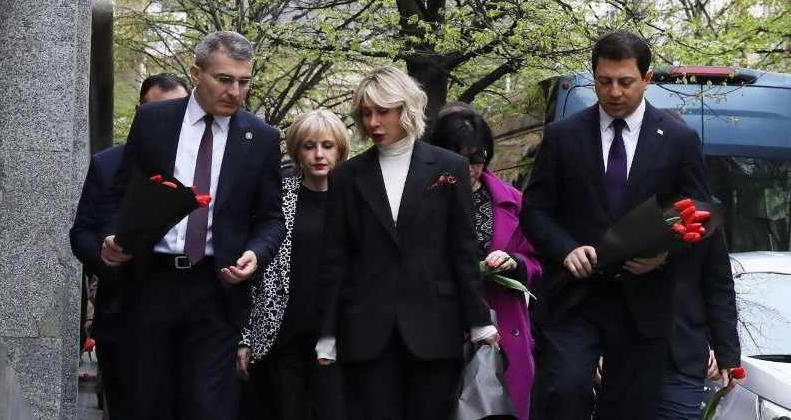 საპარლამენტო უმრავლესობის წევრებმა 9 აპრილს დაღუპულთა ხსოვნას პატივი მიაგეს