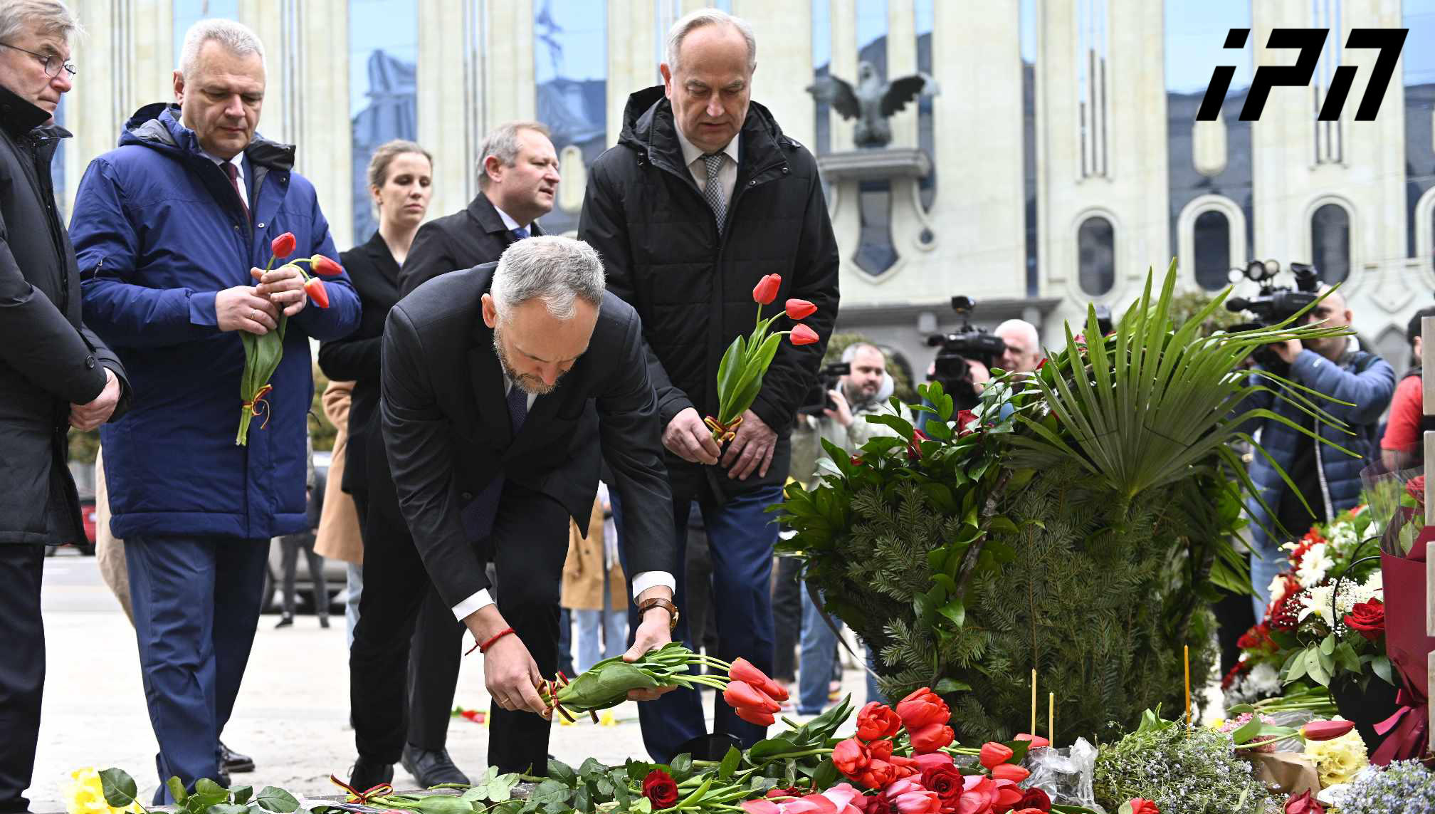 9 აპრილის მემორიალთან პოლიტიკოსები, დიპლომატები, სხვადასხვა უწყების წარმომადგენლები და რიგითი მოქალაქეები მიდიან