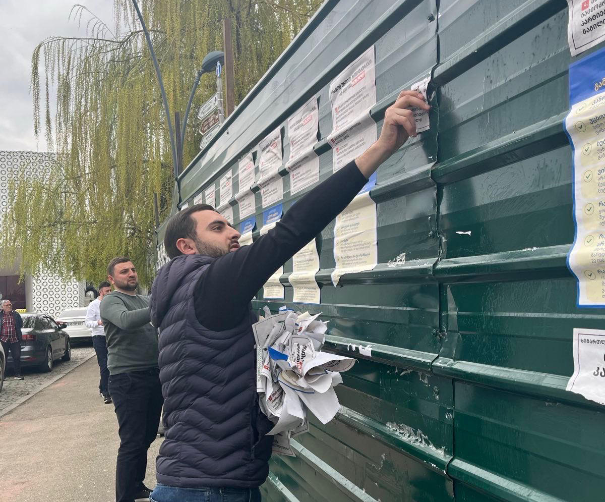 „ნაციონალური მოძრაობა“ - პარტიის  წევრებმა და სამოქალაქო აქტივისტებმა თელავის ცენტრალური ქუჩები „რუსული კანონის“ მხარდამჭერი პოსტერებისგან გაათავისუფლეს