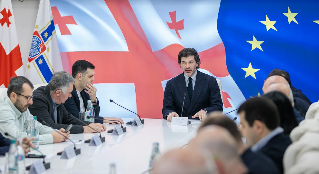 თბილისის მერიამ ჭაბუა ამირეჯიბის გზატკეცილზე მდებარე ფერდზე ქვათაცვენის საწინააღმდეგო ბადეების მოწყობა დაიწყო