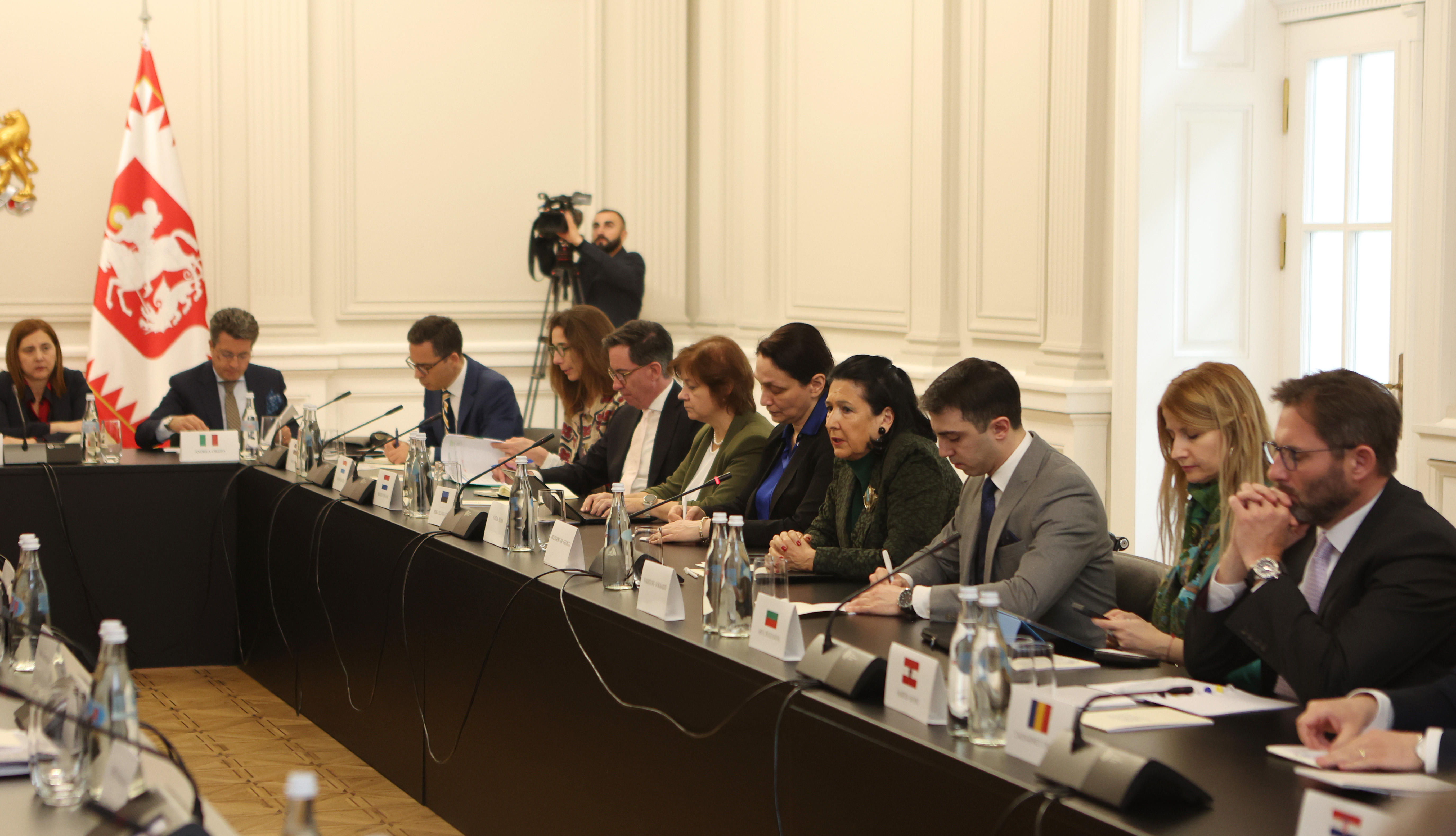 პრეზიდენტი - როცა საკითხი ეხება ევროპასა და რუსეთს შორის არჩევანს, პრეზიდენტი აქ ნეიტრალური ვერ იქნება!