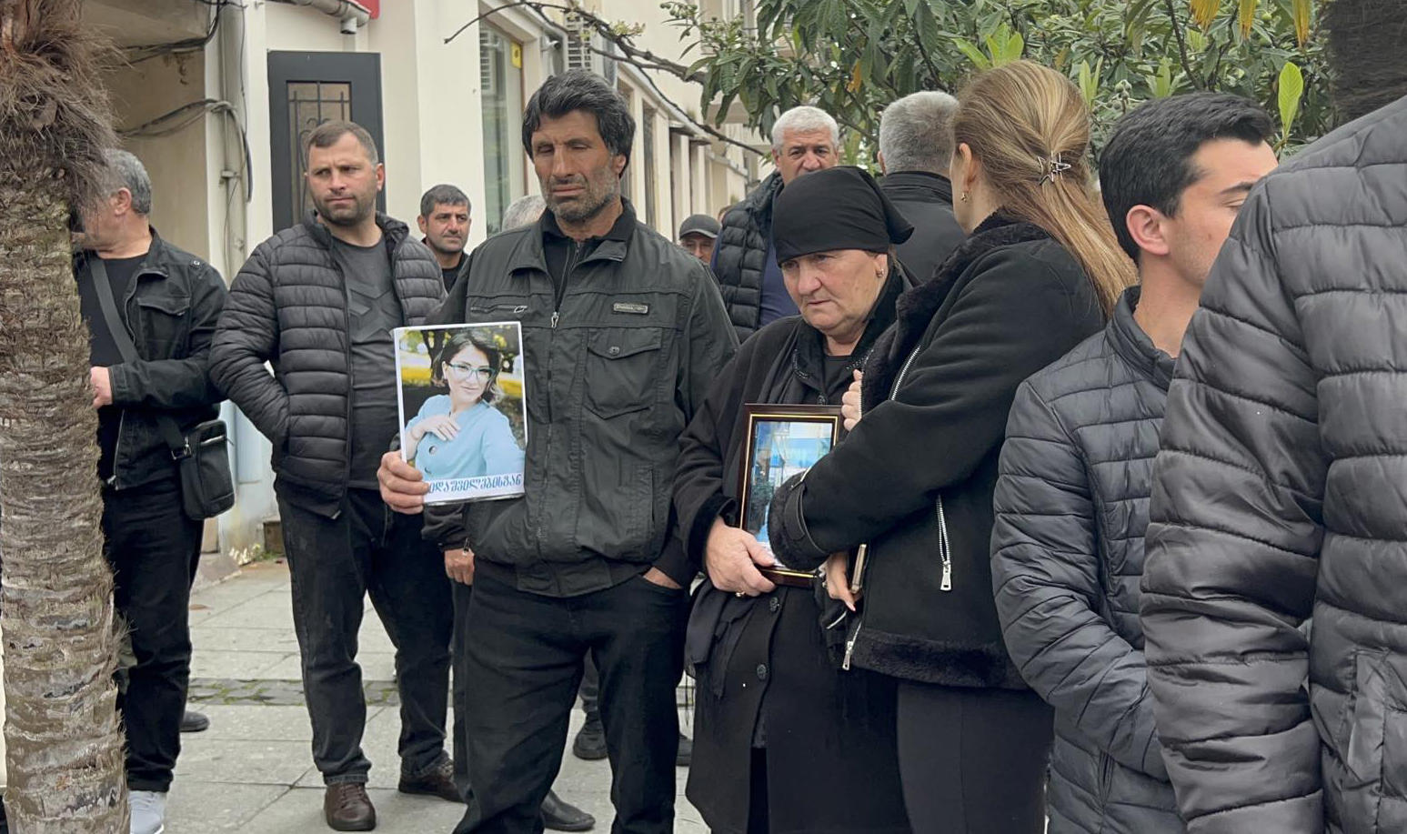 შუახევის მუნიციპალიტეტში ქმრის მიერ მოკლული ახალგაზრდა ქალის ნათესავები ბათუმის საქალაქო სასამართლოსთან იკრიბებიან