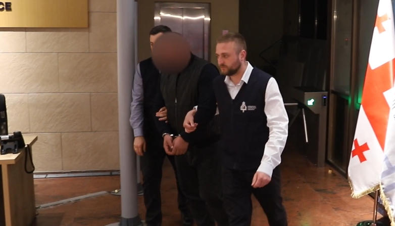 სპეციალურმა საგამოძიებო სამსახურმა ძალადობის და მუქარის ფაქტზე სამართალდამცავი დააკავა