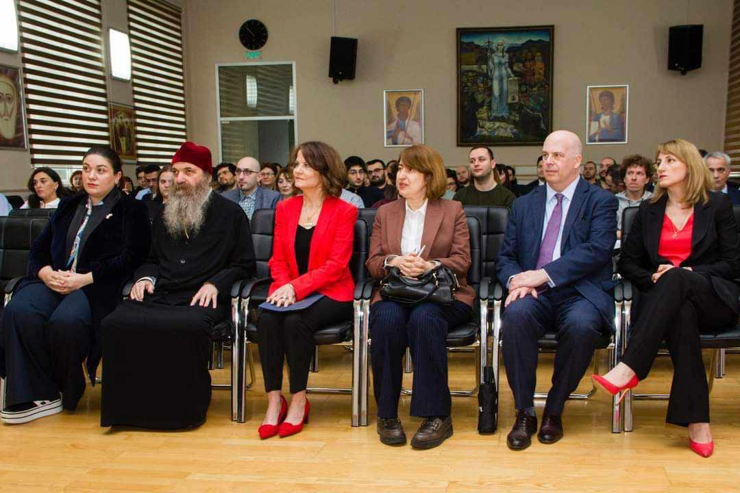 საქართველოს საპატრიარქოს წმინდა ანდრია პირველწოდებულის სახელობის ქართულ უნივერსიტეტში აშშ-ს ელჩი, რობინ დანიგანი იმყოფებოდა
