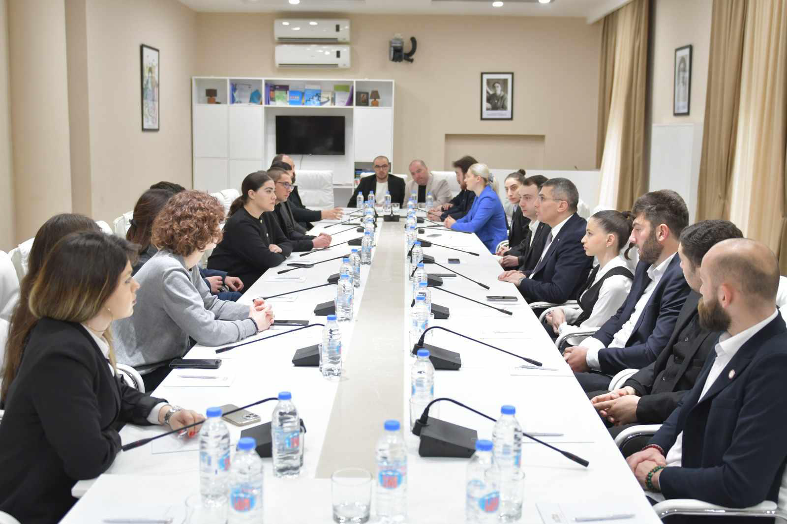 მამუკა მდინარაძემ და გიორგი ჩაკვეტაძემ უმაღლესი სასწავლებლების სტუდენტური თვითმმართველობების ხელმძღვანელებს „უცხოური გავლენის გამჭვირვალობის შესახებ“ კანონპროექტი გააცნეს