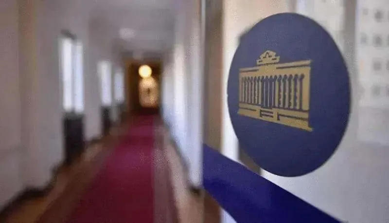 პარლამენტში 29 აპრილს მხოლოდ ტელემაუწყებლების აკრედიტებული ჟურნალისტები - არაუმეტეს ორი ჯგუფი თითო მაუწყებლიდან დაიშვებიან, საკანონმდებლო ორგანოში სხვა მედიასაშუალებები კანონპროექტის მეორე მოსმენაზეც ვერ შევლენ