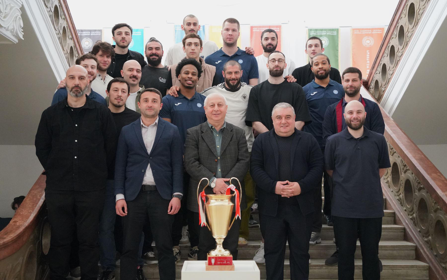 ჯაბა სამუშიამ თსუ-ში გამარჯვებული კალათბურთელები მიიღო