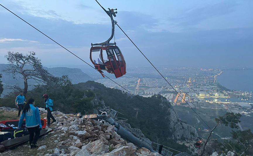 ანტალიაში საბაგიროს კაბინა ბოძს შეეჯახა, რასაც ერთი ადამიანი ემსხვერპლა, 10 კი დაშავდა