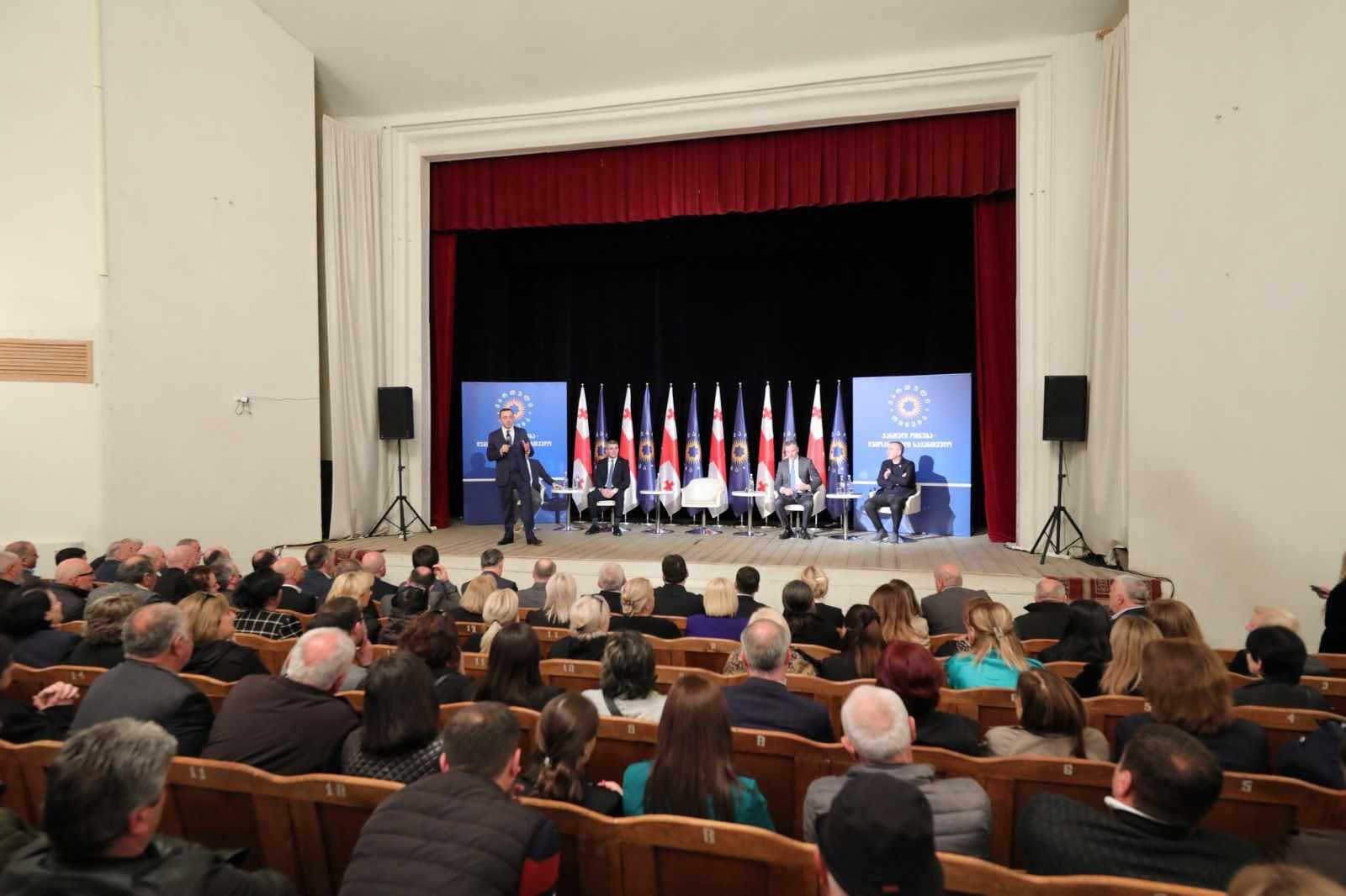 „ქართული ოცნების“ თავმჯდომარე, პარტიის აღმასრულებელი და რეგიონული მდივნები ამბროლაურის, ონის, ცაგერისა და ლენტეხის ადგილობრივი ორგანიზაციების ხელმძღვანელებსა და პარტიულ აქტივს შეხვდნენ