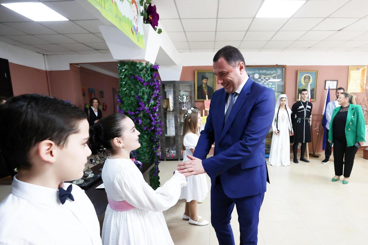 გიორგი ამილახვარმა ქართული ენის დღე სკოლის მოსწავლეებს მიულოცა