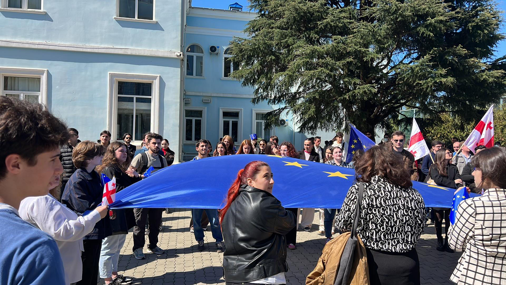 „გამოდი, შემოგვიერთდი“, „მხოლოდ ევროპა“, „არა რუსეთს“, - ამ ლოზუნგებით ბათუმში სხვადასხვა უმაღლესი სასწავლებლის სტუდენტებმა, მსვლელობა გამართეს