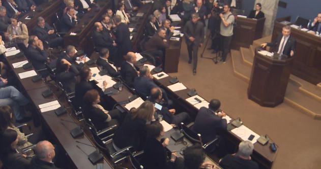 იურიდიულ საკითხთა კომიტეტზე სიტყვიერი დაპირისპირება და ხმაური იყო