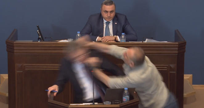 ალეკო ელისაშვილმა მამუკა მდინარაძეს ხელი დაარტყა - იურიდიული კომიტეტის სხდომაზე ფიზიკური დაპირისპირებაა