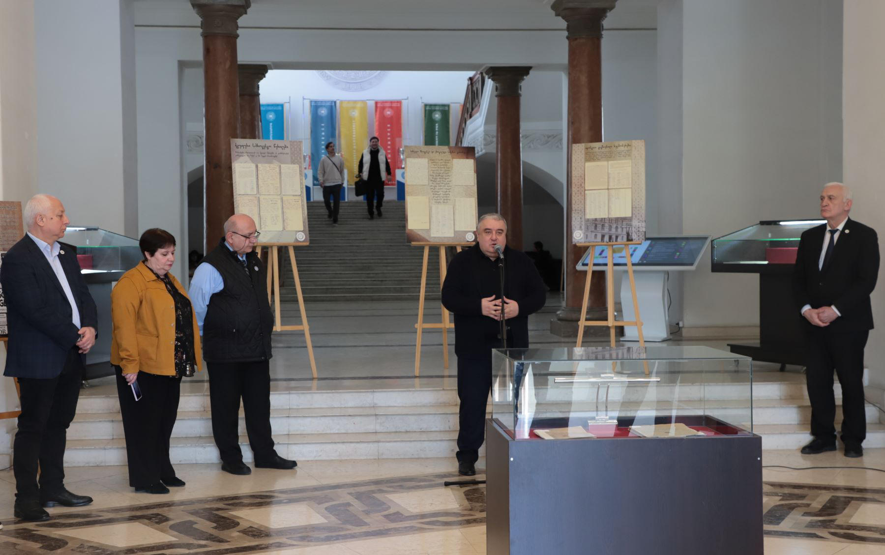 ჯაბა სამუშიამ ქართული ენის დღისადმი მიძღვნილი გამოფენა გახსნა