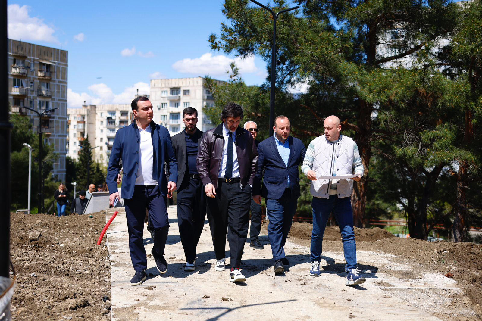 კახა კალაძემ მუხიანში სკვერის სარეაბილიტაციო სამუშაოები დაათვალიერა