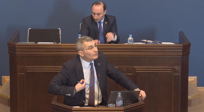 მამუკა მდინარაძე - რამდენიმე დღის წინ ხოშტარიების ოჯახს უკვე გადმოერიცხა ფუნტები, ნაცვლად რუბლებისა და დოლარებისა - რომ არ გაშიფრულიყო რუსეთის ფედერალური ბიუჯეტიდან გადმორიცხული თანხა, ბრიტანეთის გავლით გადმოირიცხა
