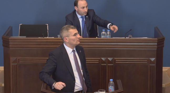 მამუკა მდინარაძე ლევან ხაბეიშვილს - რაღას ნერვიულობთ, ამ ხალხს რაღას ატყუებთ, თქვენ რომ გკითხოთ კაცმა, 5-6 თვეში აღარ ვიქნებით ხელისუფლებაში და შეცვალეთ ეს კანონი მაშინ