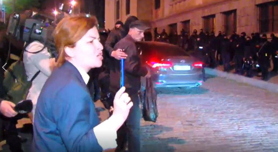 ანა ნაცვლიშვილი პარლამენტის შენობიდან გასულ უმრავლესობის დეპუტატებს - რუსო მოღალატეებო - იქით მშვიდობიანი მოქალაქეები არიან, აქეთ მიიპარებიან რუსეთზე მიყიდული დეპუტატები