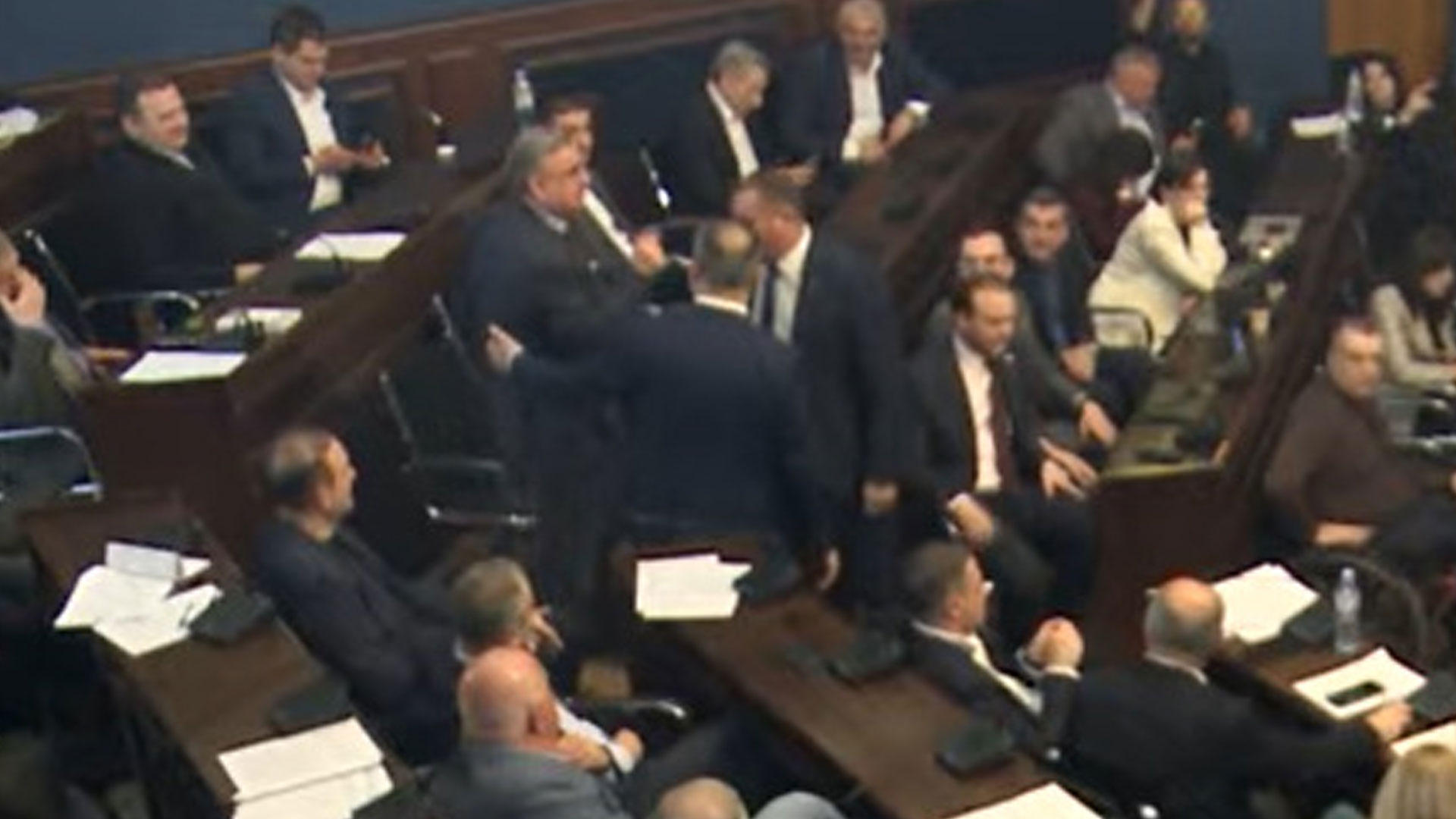 ანრი ოხანაშვილმა სხდომათა დარბაზიდან რომან გოცირიძე გააძევა