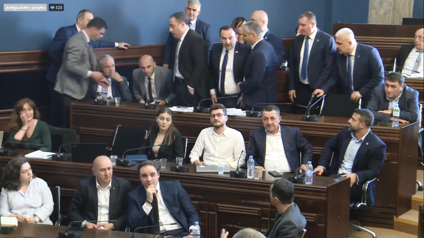 კომიტეტის სხდომაზე, სადაც „უცხოური გავლენის გამჭვირვალობის შესახებ“ კანონპროექტს განიხილავენ, კვლავ ხმაური იყო - თავმჯდომარემ სხდომათა დარბაზიდან 4 ოპოზიციონერი დეპუტატი გააძევა