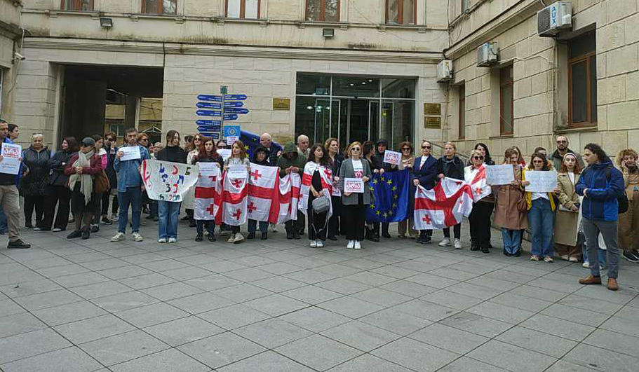 „უცხოური გავლენის გამჭვირვალობის შესახებ“ მმართველი პარტიის მიერ მომზადებული კანონპროექტის საწინააღმდეგოდ ქუთაისში აქცია მიმდინარეობს