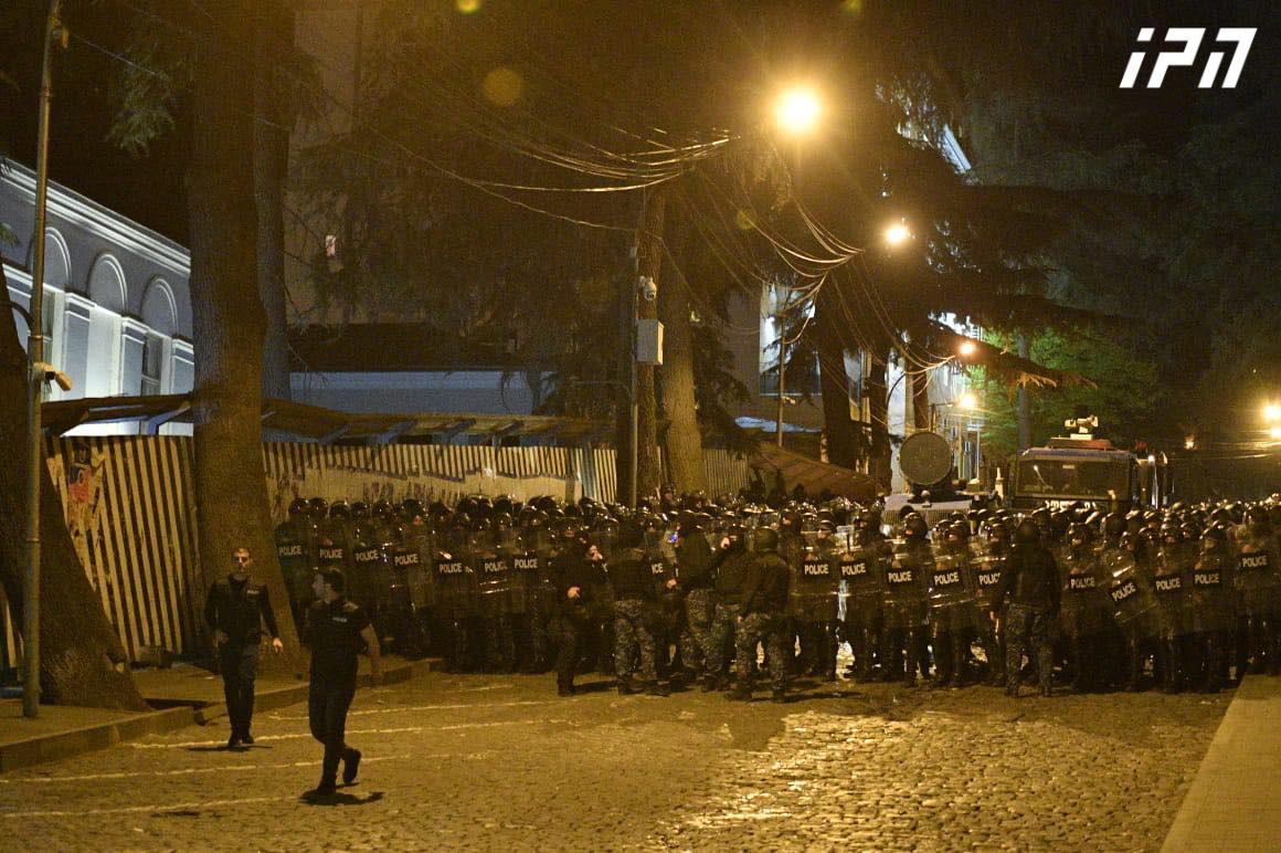 პარლამენტთან, 9 აპრილის ქუჩაზე აქციის მონაწილეებს დაშლისკენ მოუწოდებენ და აფრთხილებენ, რომ წინააღმდეგ შემთხვევაში წყლის ჭავლს გამოიყენებენ