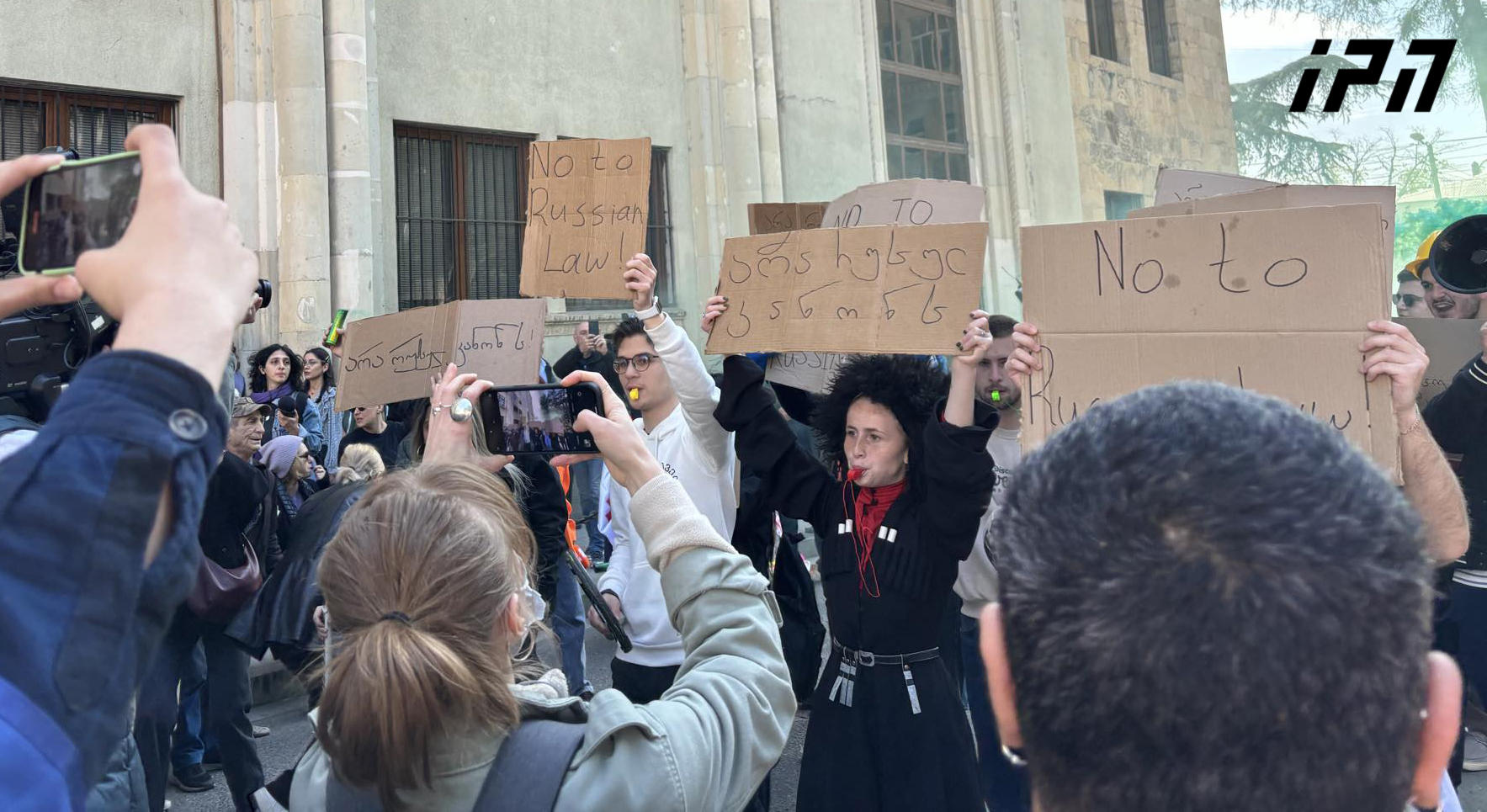 „არა რუსეთს, ჩვენ ვირჩევთ ევროპას“ - ამ სლოგანით პარლამენტთან მიმდინარე აქციას სხვადასხვა უნივერსიტეტის სტუდენტები შეუერთდნენ