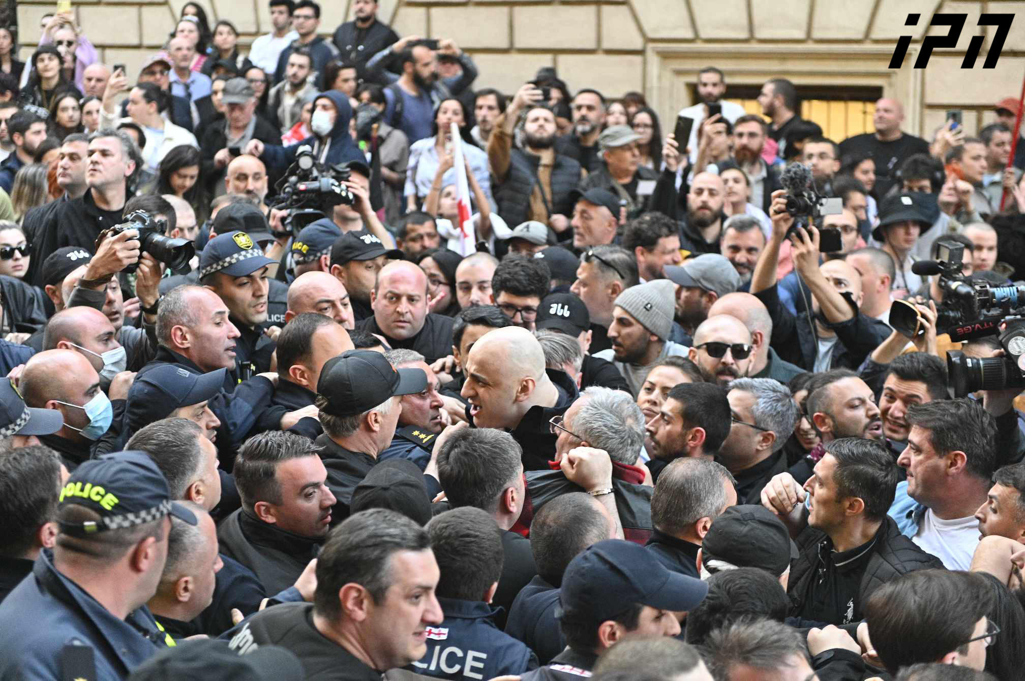 პარლამენტთან აქცია "არა რუსულ კანონს" მიმდინარეობს - რუსთაველის გამზირი გადაიკეტა