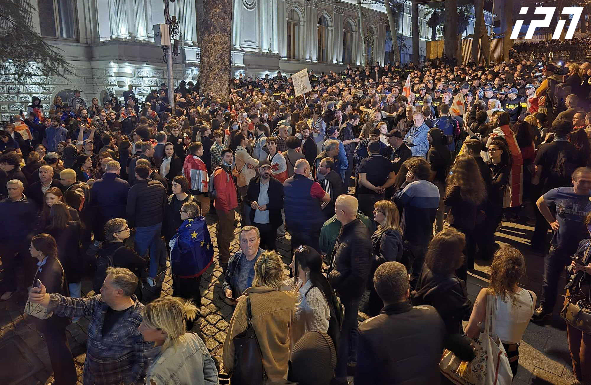 აქციის მონაწილეები პარლამენტის იმ შესასვლელებთან მისვლას გეგმავენ, საიდანაც უმრავლესობის წევრები მანქანებით, საკანონმდებლო ორგანოს ტოვებენ