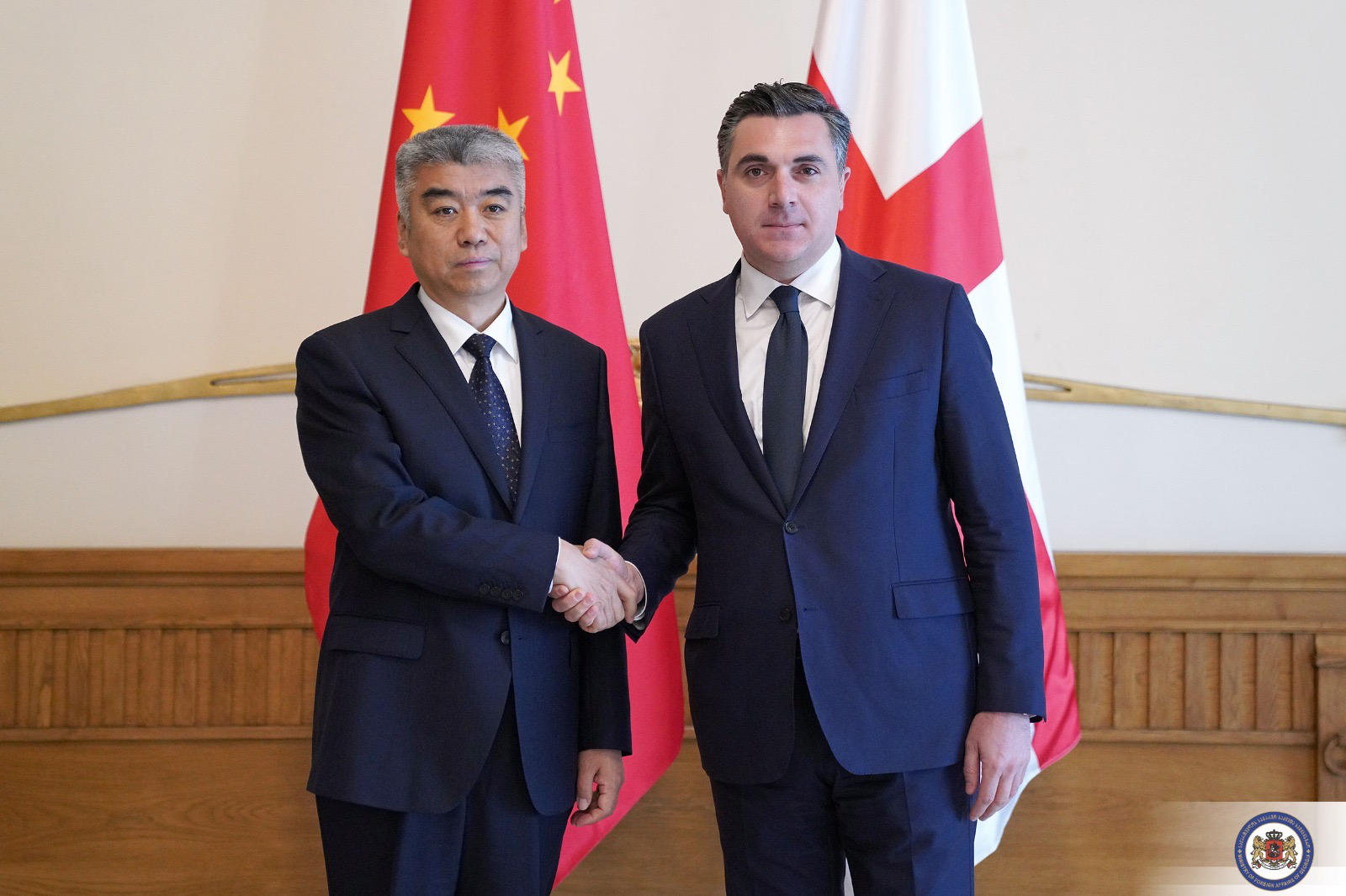 ილია დარჩიაშვილი ჩინეთის სახალხო რესპუბლიკის მმართველი პარტიის ცენტრალური კომიტეტის საერთაშორისო დეპარტამენტის მინისტრის მოადგილეს და დელეგაციის წევრებს შეხვდა