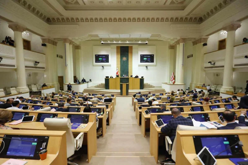 საპარლამენტო უმრავლესობამ ე.წ. ლგბტ პროპაგანდის საწინააღმდეგოდ მომზადებული კანონპროექტი ერთხმად - 84 ხმით მიიღო