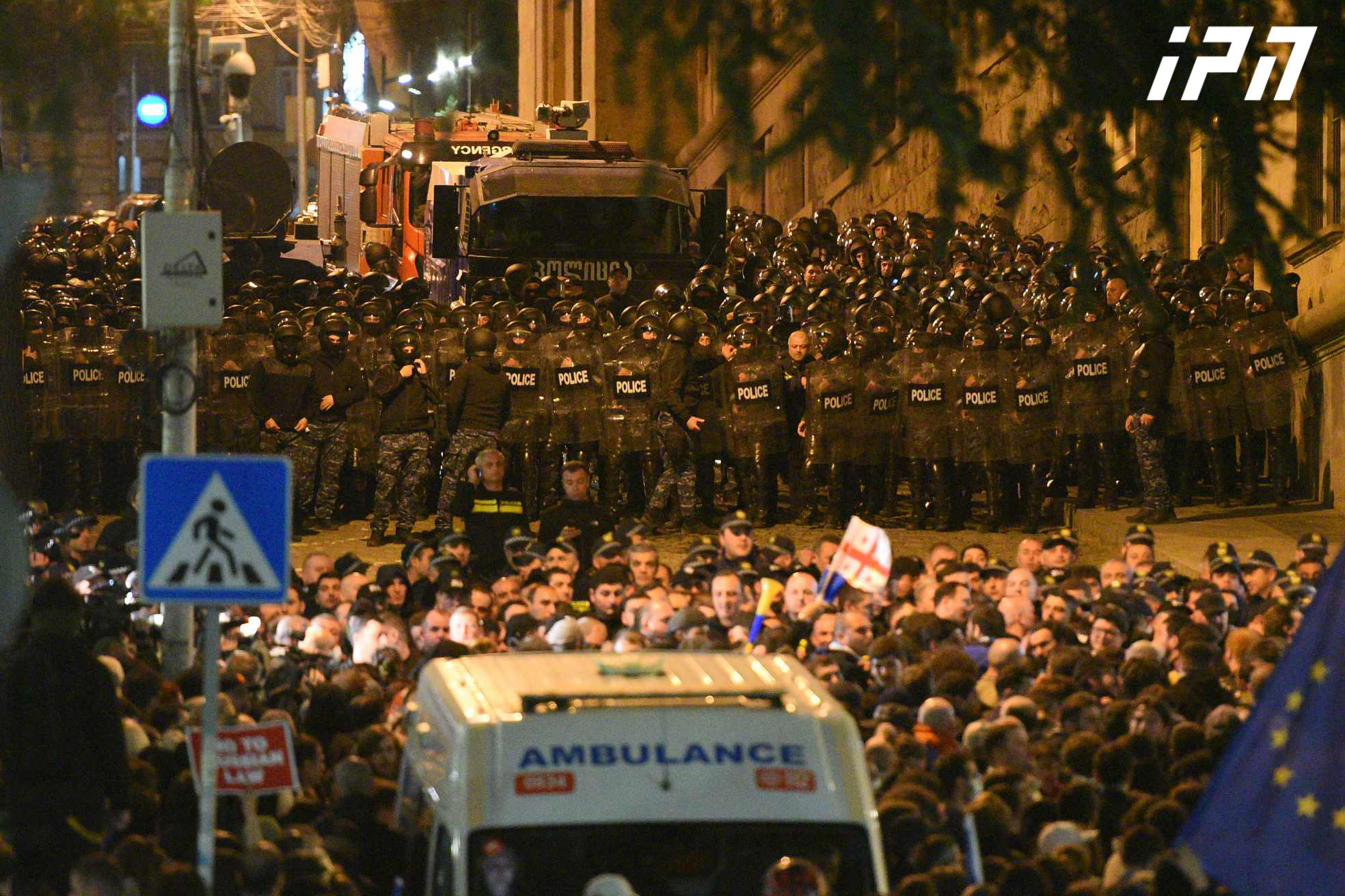 პარლამენტის მიმდებარედ აქციის მონაწილეების ნაწილი კვლავ რჩება