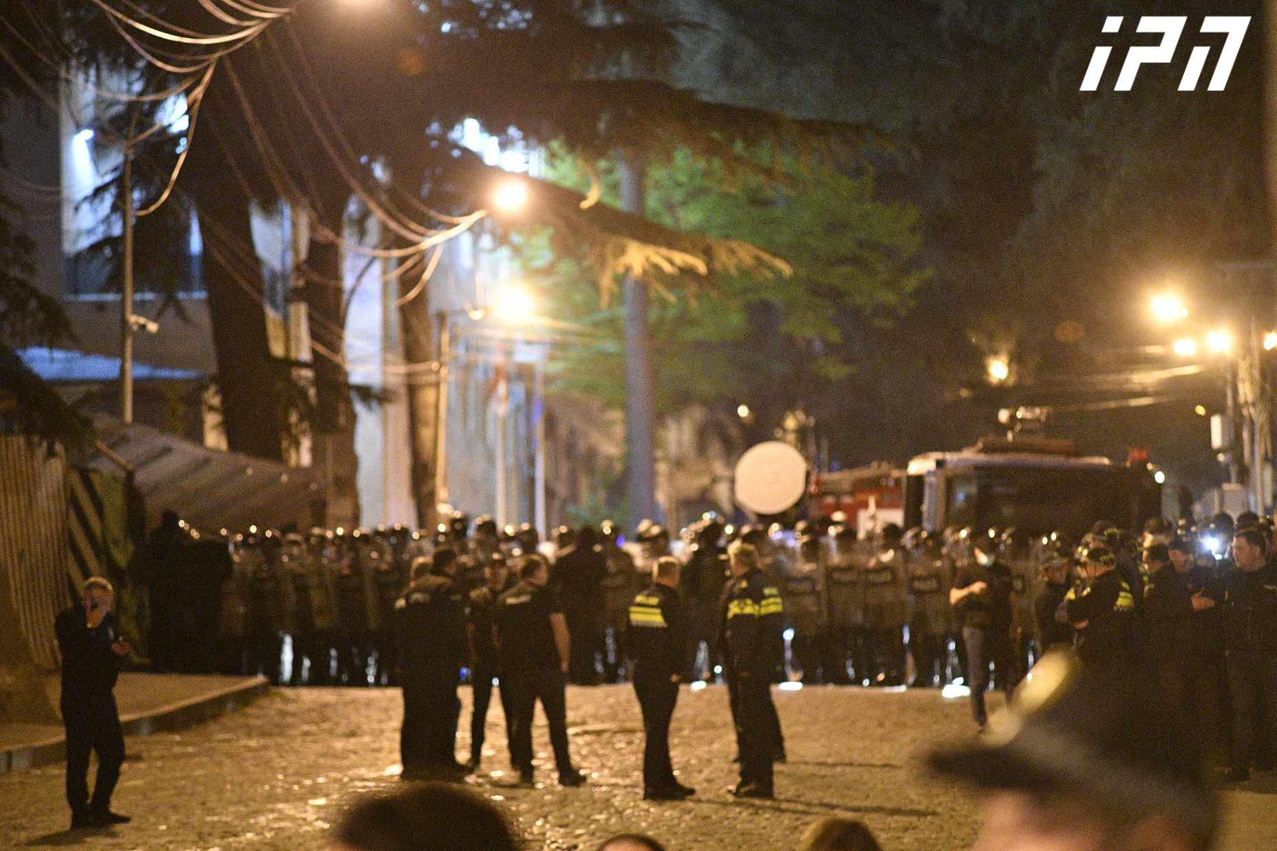 პარლამენტის მიმდებარედ წყლის ჭავლის მანქანა და სპეციალური დანიშნულების რაზმია განლაგებული