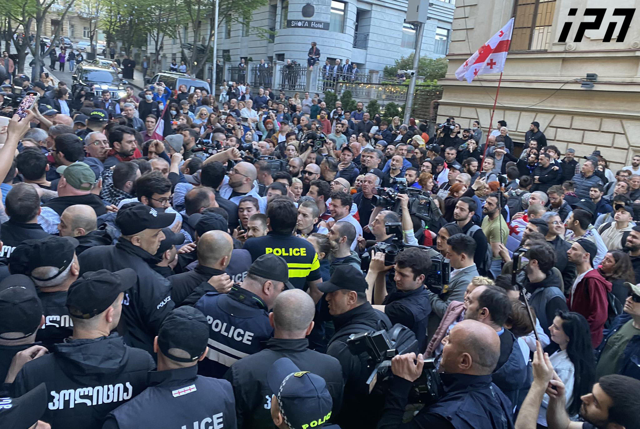 ჭიჭინაძის ქუჩაზე, პარლამენტის შესასვლელთან ხმაურია - პოლიცია ცდილობს ტერიტორია აქციის მონაწილეებისგან გაათავისუფლოს