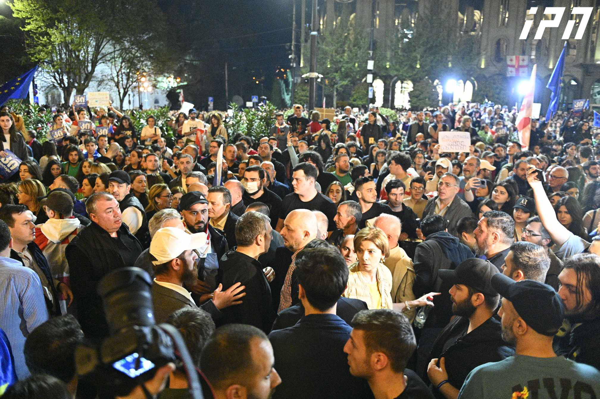 აქციის მონაწილეები პარლამენტიდან მთავრობის ადმინისტრაციასთან გადაინაცვლებენ - შეკრებილების მოთხოვნაა, აქციაზე გავიდეს პრემიერი ირაკლი კობახიძე