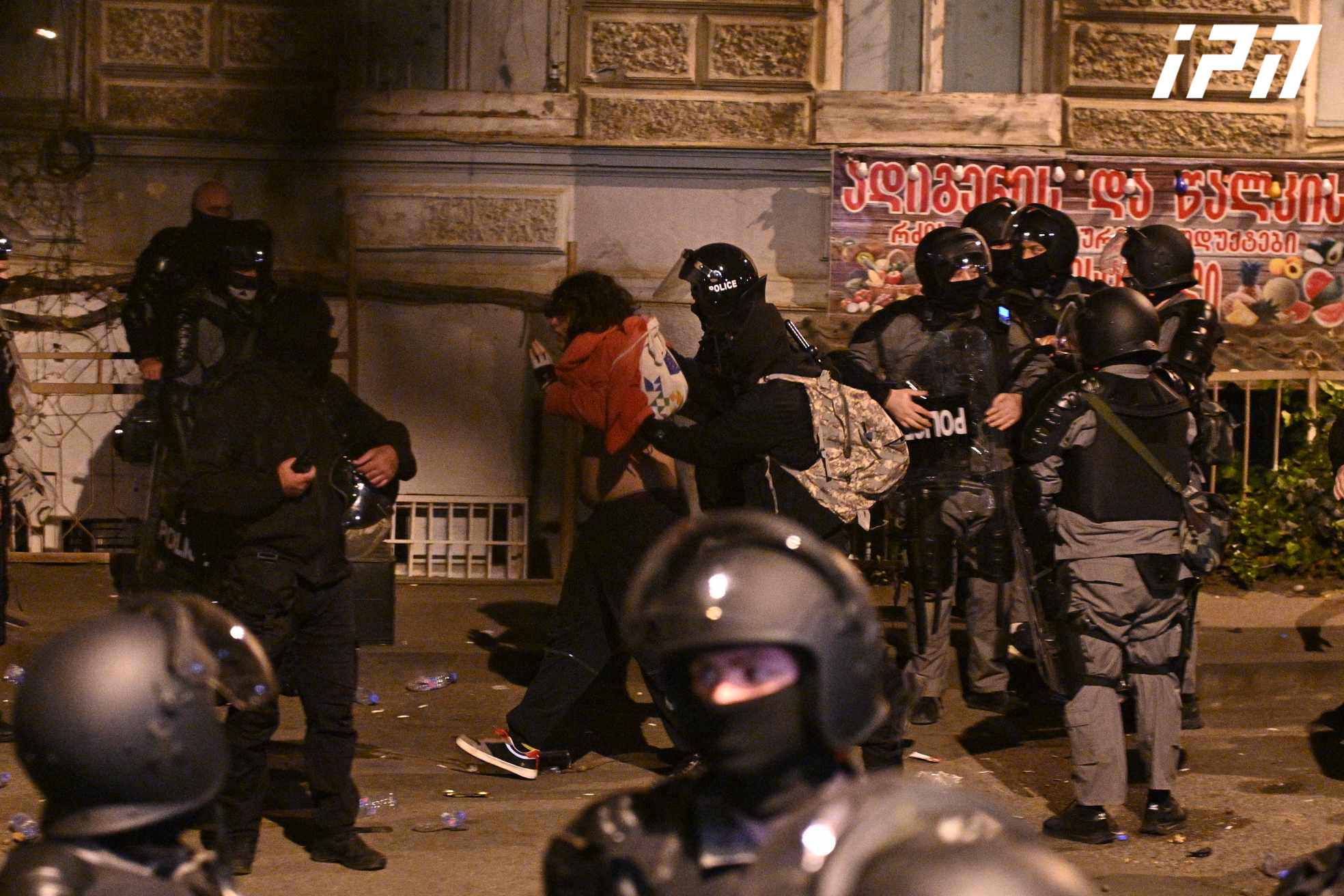 პარლამენტთან აქციის მონაწილეებსა და პოლიციას შორის კვლავ დაპირისპირებაა - პოლიციამ ტერიტორიიდან რამდენიმე პირი გაიყვანა