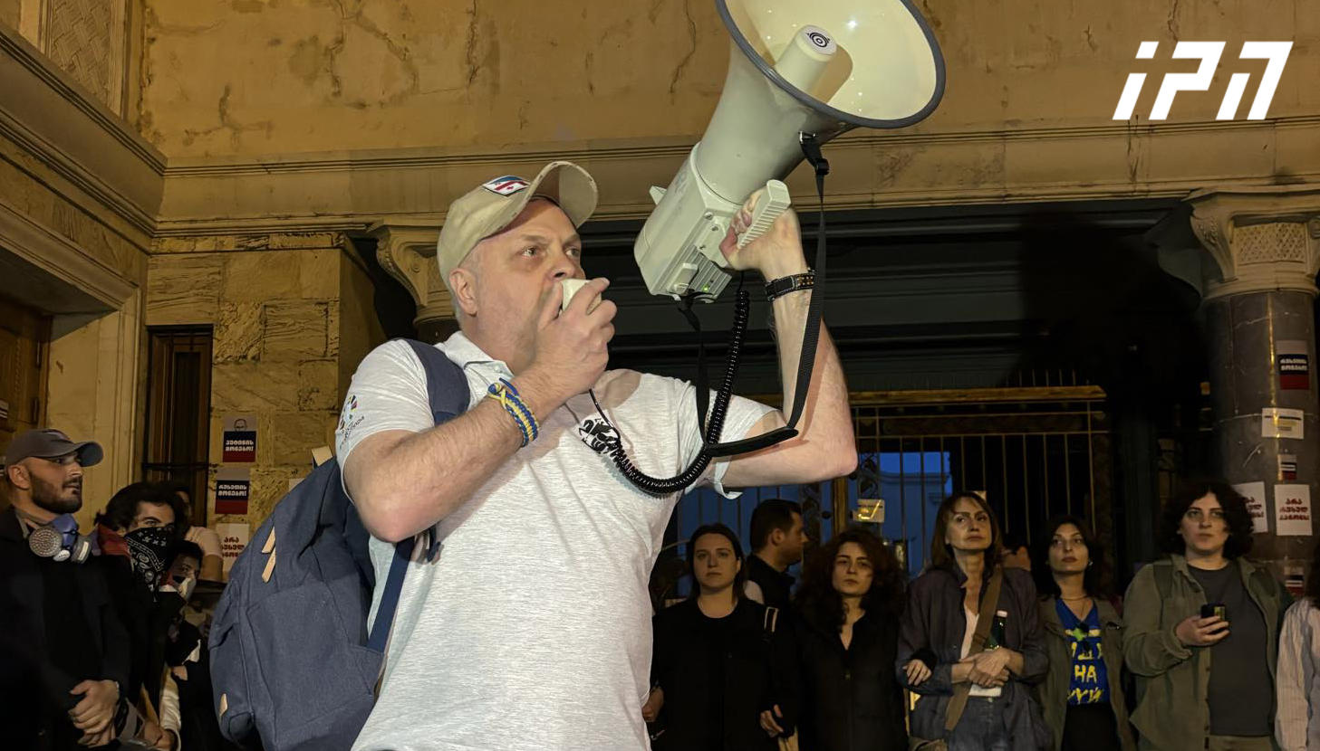 გიორგი ბარამიძე - პარლამენტის უკანა შესასვლელთან არცერთი პოლიციელი არ იმყოფება, რაც მიმართულია ბინძური პროვოკაციისთვის - რუსულ ბანდას მივმართავ, თქვენი მაიმუნობა და ვირეშმაკობა გაშიფრულია, მოვიდეს 3-4 პოლიციელი და დადგეს