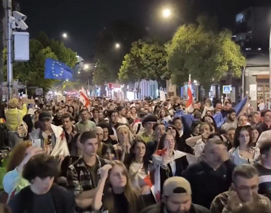 ბათუმში სტუდენტები ლოზუნგით - „საქართველო ჩვენია, რუსეთი მტერია“ მსვლელობას მართავენ