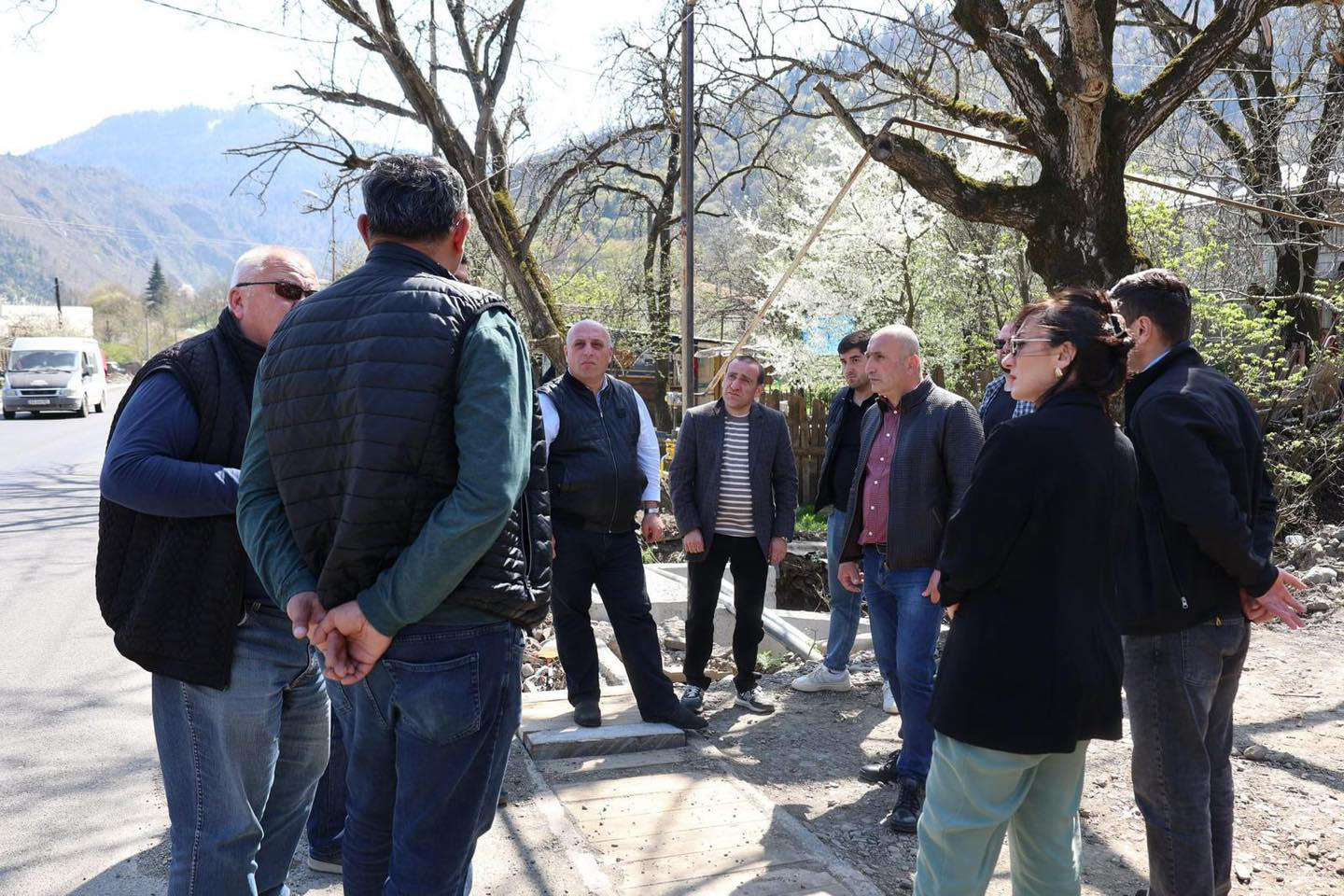 ადგილობრივი ხელისუფლების წარმომადგენლებმა ბორჯომში მიმდინარე ინფრასტრუქტურული სამუშაოები დაათვალიერეს