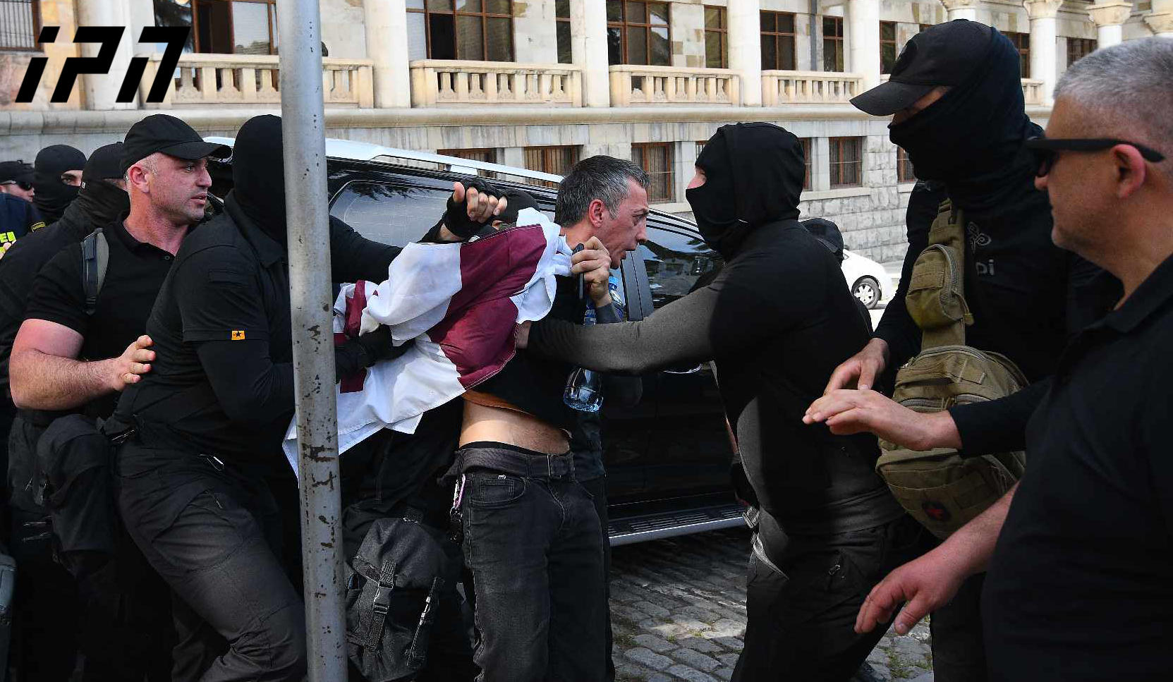 პარლამენტთან აქციის ორი მონაწილე დააკავეს