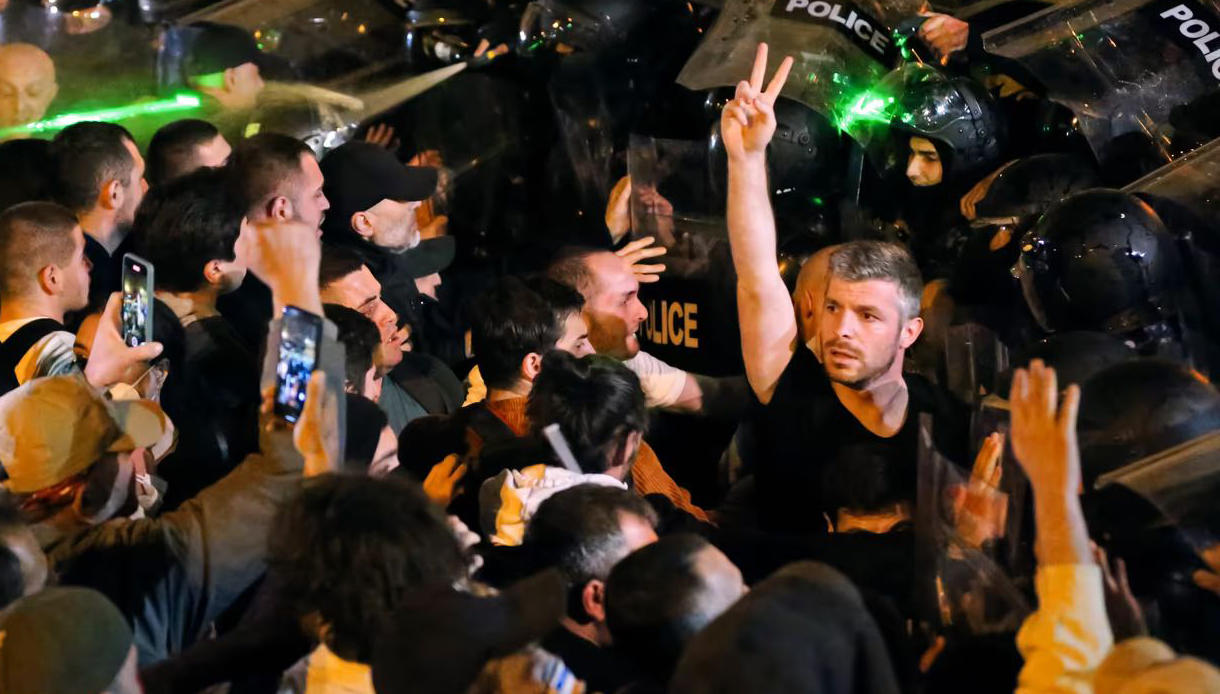 „ლელო“ - ირაკლი კუპრაძე პოლიციამ სხვა მომიტინგეებთან ერთად მშვიდობიანი პროტესტის დროს უკანონოდ დააკავა - პოლიციამ არაპროპორციული ძალა გამოიყენა და დაკავებულებზე სასტიკად იძალადა, უმეტესობა ნაცემია