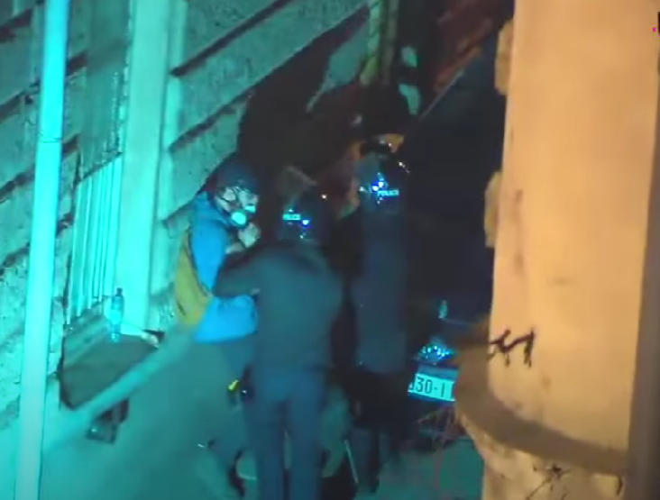 „პუბლიკას“ და „ტაბულას" ინფორმაციით, პარლამენტთან აქციაზე სამართალდამცველებმა მათი ჟურნალისტები ცემეს