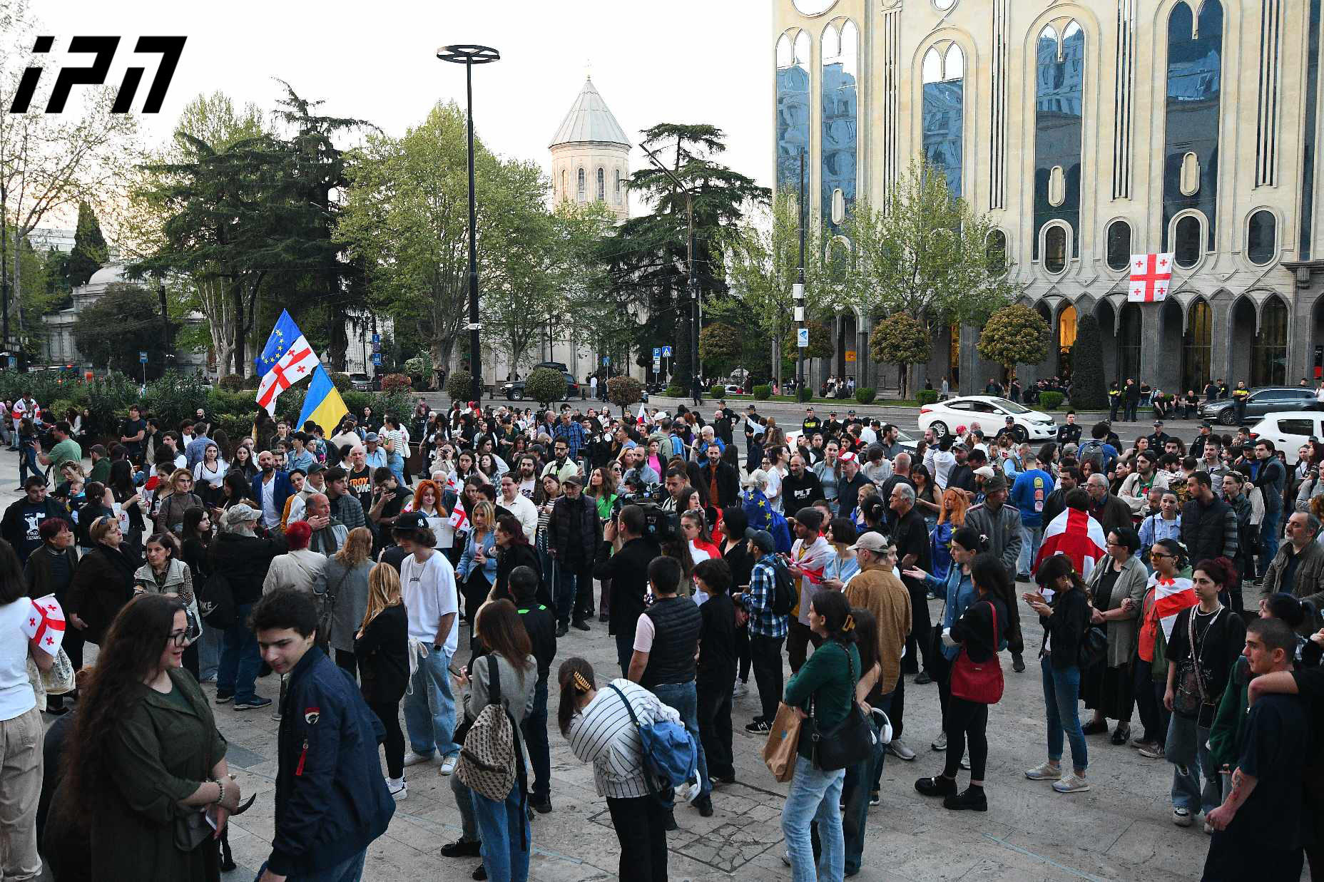 სტუდენტები პარლამენტთან „უცხოური გავლენის გამჭვირვალობის შესახებ“ კანონპროექტს აპროტესტებენ