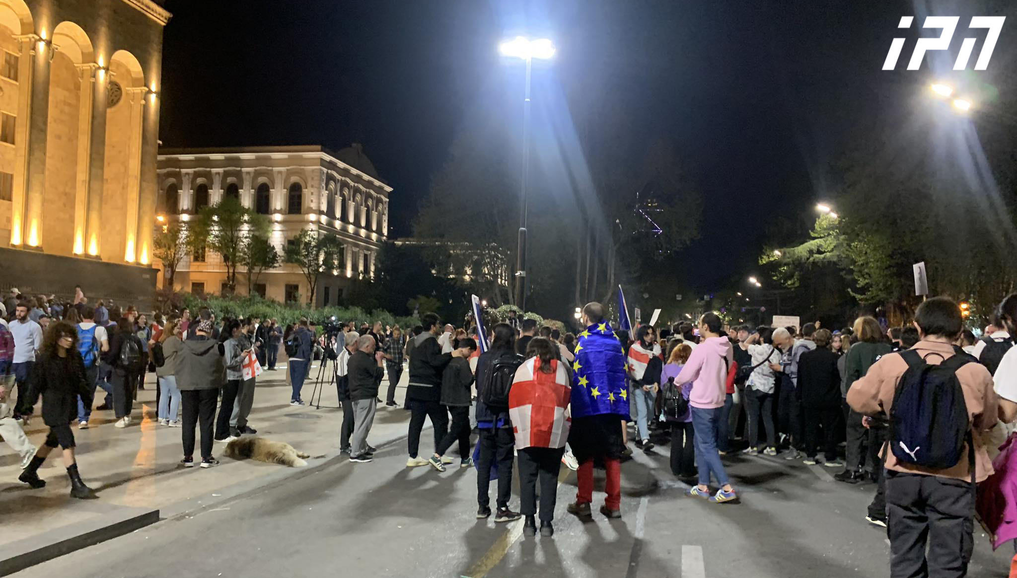 რუსთაველის გამზირზე, სადაც „უცხოური გავლენის გამჭვირვალობის“ კანონპროექტის წინააღმდეგ აქცია მიმდინარეობს, გზა გადაიკეტა