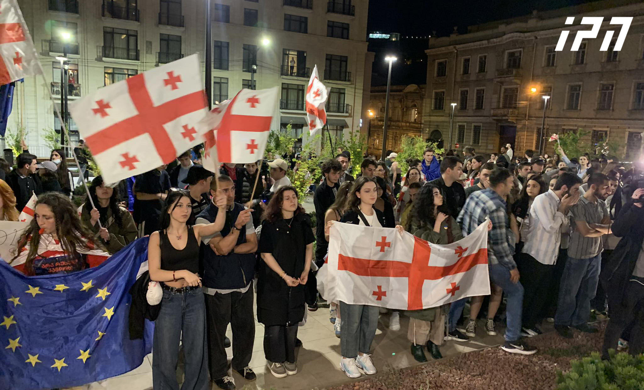 სტუდენტებმა მსვლელობით კანცელარიასთან გადაინაცვლეს - ისინი სკანდირებენ: „საქართველო“, „არა რუსულ კანონს“