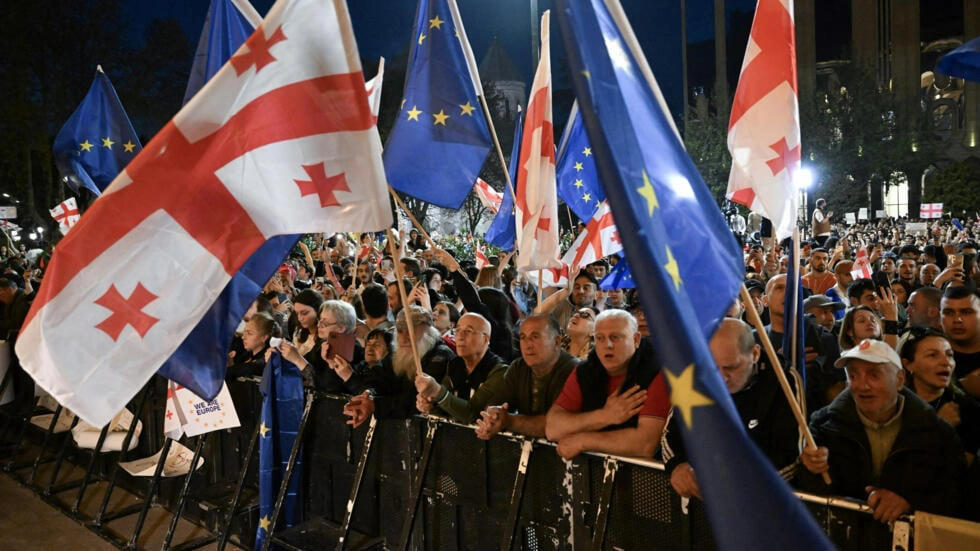 France 24 - საქართველოში „უცხოური გავლენის შესახებ“ კანონპროექტი, რომელიც ოპონენტების თქმით, ძირს უთხრის თბილისის ევროპულ მისწრაფებებს, 20 000-მდე მომიტინგემ გააპროტესტა