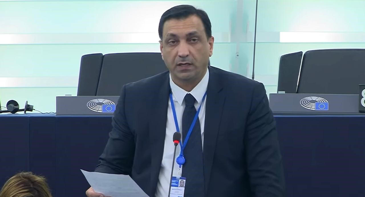 ლევან  ბეჟაშვილი - არავის უჭირავს ევროპის დროშა ისე ამაყად, როგორც დღეს ქართველ ახალგაზრდებს თბილისის ქუჩებში, როდესაც იცავენ საქართველოს ევროპულ მომავალს და ებრძვიან რუსულ კანონს უცხოური აგენტების შესახებ